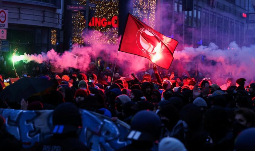 60 Rechtsextremisten demonstrieren in Berlin – Tausende Menschen dagegen