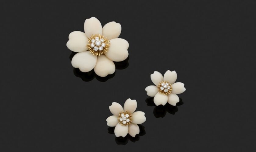 Ensemble Rose de Noël (broches et clips d’oreilles) Van Cleef & Arpels, diamants, or et corail blanc, vendu 22 000 euros