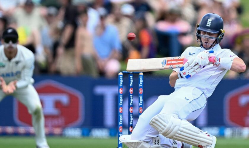 Batting collapse puts England on the back foot against New Zealand