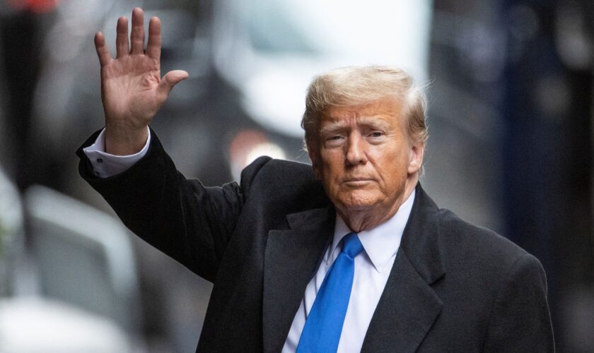 Former U.S. President Donald Trump greets to his supporters, as he arrives from his second civil trial after E. Jean Carroll accused Trump of raping her decades ago, outside a Trump Tower in the Manhattan borough of New York City, U.S., January 25, 2024. REUTERS/Eduardo Munoz