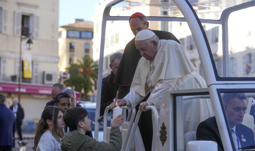 Depuis la Corse, le pape François plaide pour une laïcité qui ne soit pas « statique et figée »