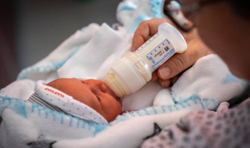 Garde d’enfant : la Cour des comptes suggère de rallonger le congé maternité d’un mois et de mieux indemniser les congés parentaux