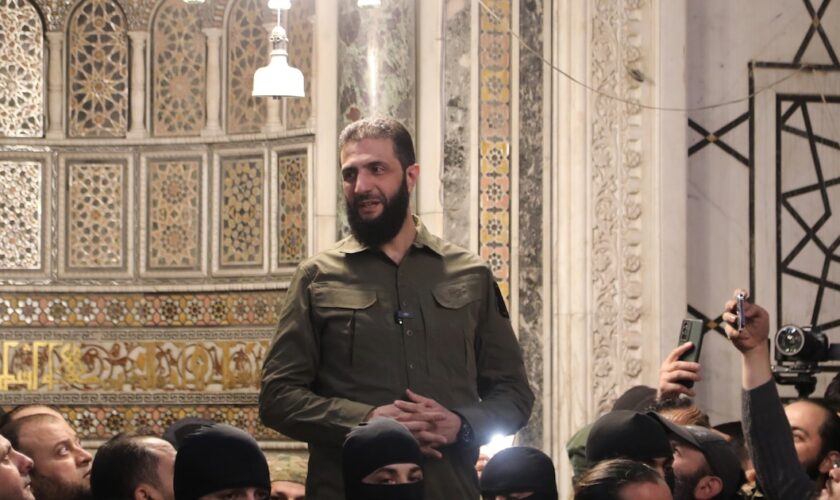 Le chef du groupe islamiste syrien Hayat Tahrir al-Sham (HTS) Abu Mohammed al-Jolani s'adresse à la foule dans la grande mosquée des Omeyyades de Damas, le 8 décembre 2024