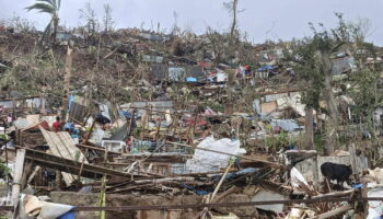 Cyclone Chido à Mayotte : le préfet s'attend à des "centaines" de morts, les images des dégâts