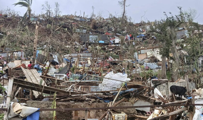 Cyclone Chido à Mayotte : le préfet s'attend à des "centaines" de morts, les images des dégâts