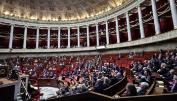 Lundi à l'Assemblée nationale, le rapporteur du budget de la Sécu, Yannick Neuder (LR), a estimé qu'un rejet du budget ne laisserait "que quelques semaines de trésorerie" aux organismes publics pour "payer les retraites, rembourser les soins et financer les impôts"