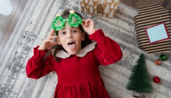 Vous dites à votre enfant que le Père Noël ne passera pas s’il n’est pas sage ? Ce n’est pas une bonne idée