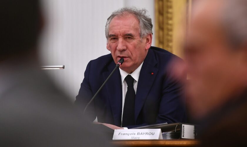 Le nouveau Premier ministre français et maire de Pau François Bayrou s'adresse au public lors du conseil municipal à l'hôtel de ville de Pau, dans le sud-ouest de la France, le 16 décembre 2024