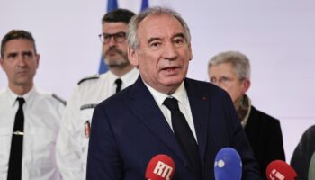 Le Premier ministre François Bayrou parle aux journalistes après une réunion de crise sur Mayotte, à Paris le 14 décembre 2024