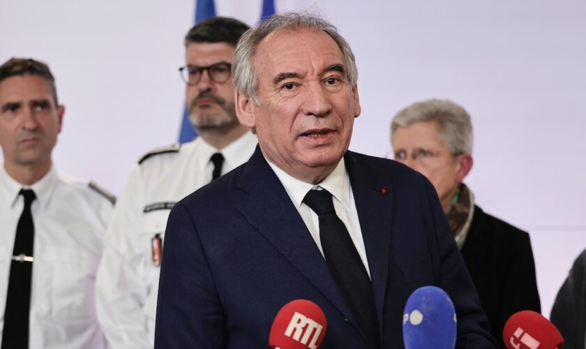 Le Premier ministre François Bayrou parle aux journalistes après une réunion de crise sur Mayotte, à Paris le 14 décembre 2024