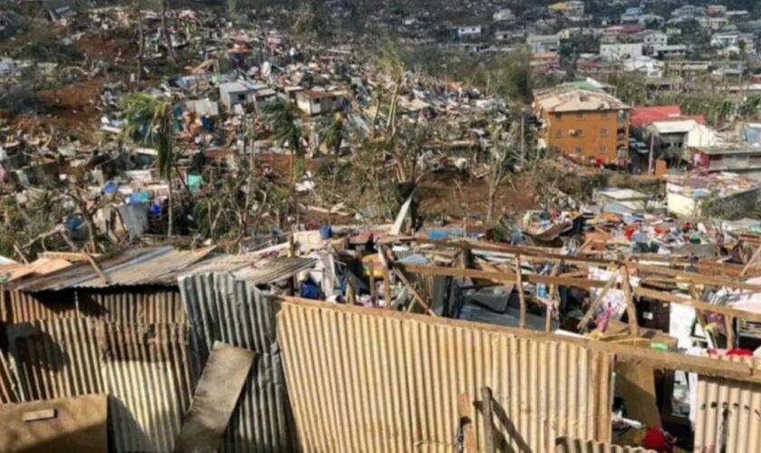 Un bâtiment détruit après le passage du cyclone Chido à Mayotte, dans la capitale Mamoudzou, le 14 décembre 2024