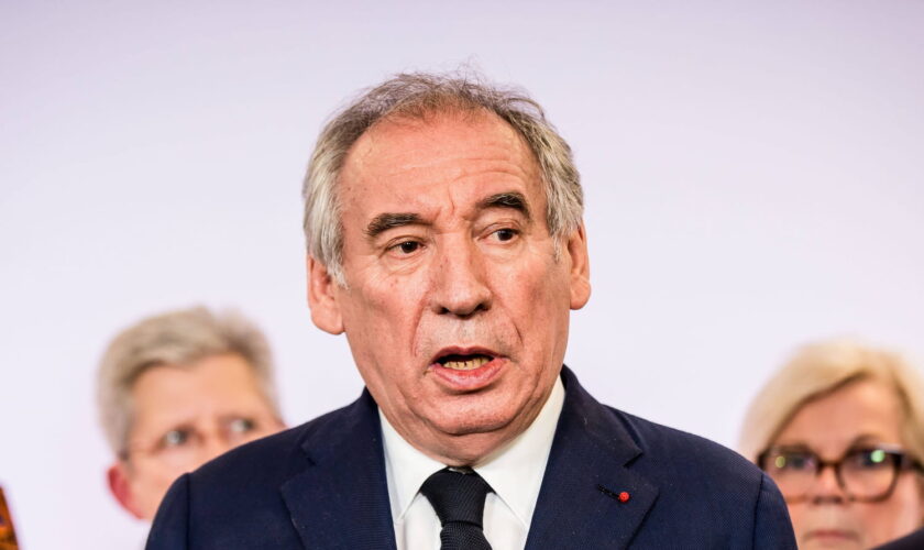 François Bayrou : vol en jet, Mayotte, cumul des mandats... Les polémiques se bousculent