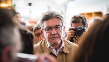 Des tags sur les murs avec un message explicite : la maison de Jean-Luc Mélenchon dans le Loiret vandalisée