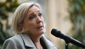 Marine Le Pen se « prépare à une présidentielle anticipée », comme Jean-Luc Mélenchon