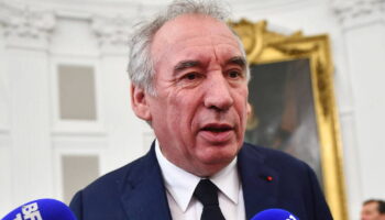 «C’est une faute politique» : à Pau, l’opposition municipale à François Bayrou dénonce sa volonté de cumul et son absence à Mayotte