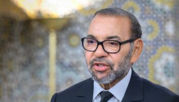 Cette photo fournie par l'agence de presse MAP le 30 juillet 2024 montre le roi du Maroc Mohammed VI prononçant un discours à la nation, au Palais royal de Tétouan