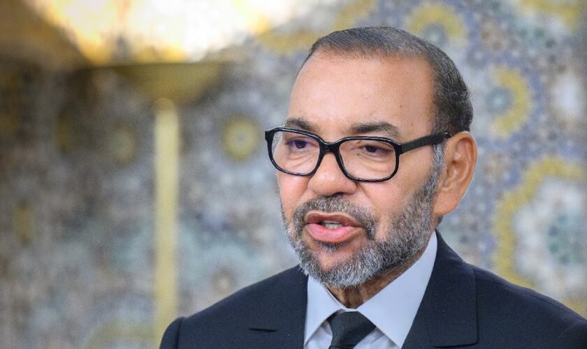 Cette photo fournie par l'agence de presse MAP le 30 juillet 2024 montre le roi du Maroc Mohammed VI prononçant un discours à la nation, au Palais royal de Tétouan