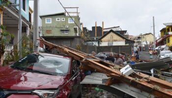 Cette photo prise par la Sécurité civile française le 16 décembre 2024 montre des dommages sur l'archipel français de Mayotte dans l'océan Indien, après le passage du cyclone Chido