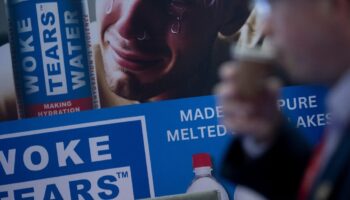 Un produit satirique appelé "Woke Tears" ou "larmes woke" en vente lors de la Conservative Political Action Conference (CPAC), grand rassemblement annuel des conservateurs américains, à National Harbor, dans le Maryland, aux Etats-Unis, le 22 février 2024