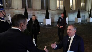 Le ministre de l'Intérieur sortant Bruno Retailleau (g) accueille le nouveau Premier ministre François Bayrou pour une réunion de crise sur la situation à Mayotte touchée par le cyclone Chido, le 14 décembre 2024 à Paris