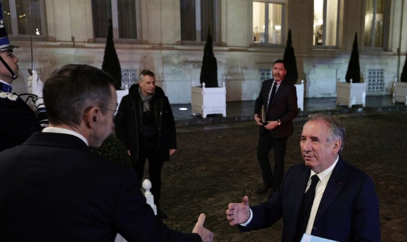 Le ministre de l'Intérieur sortant Bruno Retailleau (g) accueille le nouveau Premier ministre François Bayrou pour une réunion de crise sur la situation à Mayotte touchée par le cyclone Chido, le 14 décembre 2024 à Paris