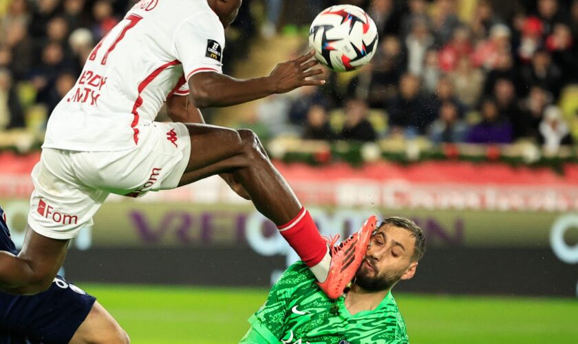 Monaco-PSG en Ligue 1 : Gianluigi Donnarumma reçoit un coup de crampon impressionnant au visage