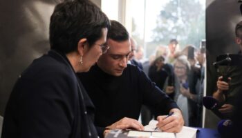 Le président du Rassemblement national Jordan Bardella signe son livre "Ce que je cherche" à Tonneins, dans le Lot-et-Garonne, le 10 novembre 2024