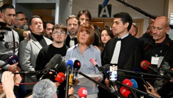 Gisele Pelicot s'adresse à la presse après avoir entendu le verdict du tribunal qui a condamné son ex-mari à la peine maximale de 20 ans de prison, à Avignon, le 19 décembre 2024. (Photo par Miguel MEDINA / AFP)