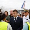 Emmanuel Macron s'entretient avec des membres du personnel de l'aéroport de Dzaoudzi, à Mayotte, le 19 décembre 2024