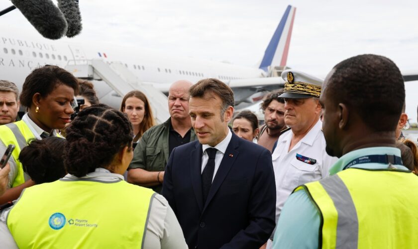 Emmanuel Macron s'entretient avec des membres du personnel de l'aéroport de Dzaoudzi, à Mayotte, le 19 décembre 2024