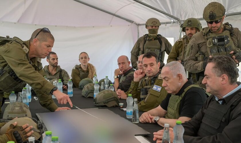 Cette photo diffusée par le bureau média du gouvernement israélien montre le Premier ministre Benjamin Netanyahu (à droite), le ministre de la Défense Israël Katz (à droite) et le chef d'état-major de l'armée Herzi Halevi (à gauche) lors d'un briefing dans le sud de la ville de Gaza, le 19 novembre 2024