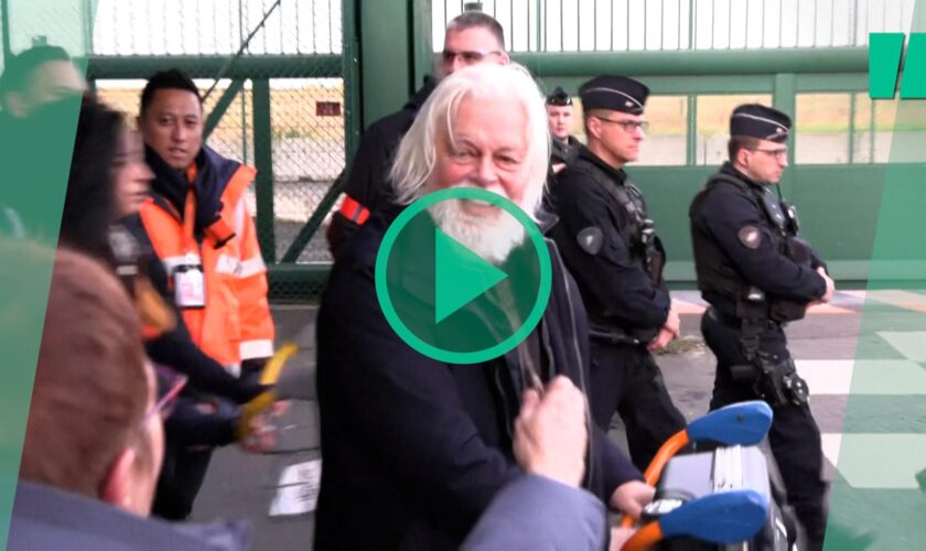 Paul Watson chaleureusement applaudi pour son arrivée en France, à l’aéroport Roissy-Charles-de-Gaulle