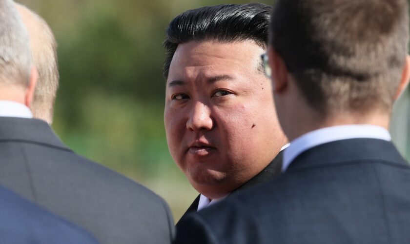 Le dirigeant nord-coréen Kim Jong Un visitant le cosmodrome de Vostochny dans la région de l’Amour le 13 septembre 2023.