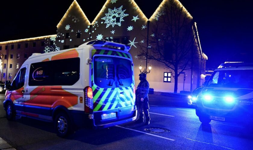 Des policiers et des ambulances près d'un marché de Noël, où une voiture a foncé dans la foule, tuant et blessant des personnes, le 20 décembre 2024 à Magdebourg, en Allemagne