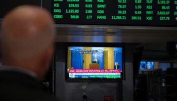 Un écran de télévision diffuse sur le parquet de la Bourse de New York (NYSE) à New York, le 23 août 2024, le discours du président de la Fed, Jerome Powell, à Jackson Hole, dans le Wyoming