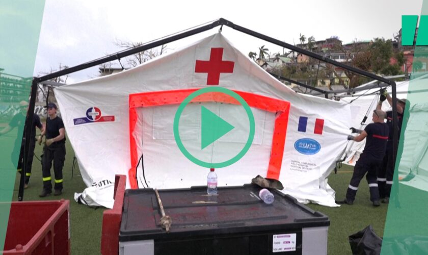 À Mayotte, un vaste hôpital de campagne construit dans un stade pour soigner les victimes du cyclone Chido