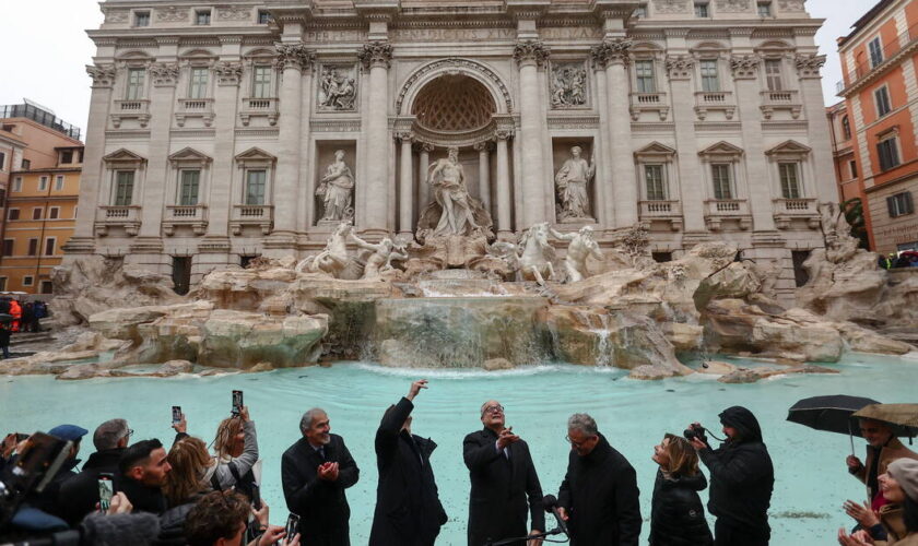 A Rome, la fontaine de Trevi limite le nombre de touristes pour retrouver la «dolce vita»