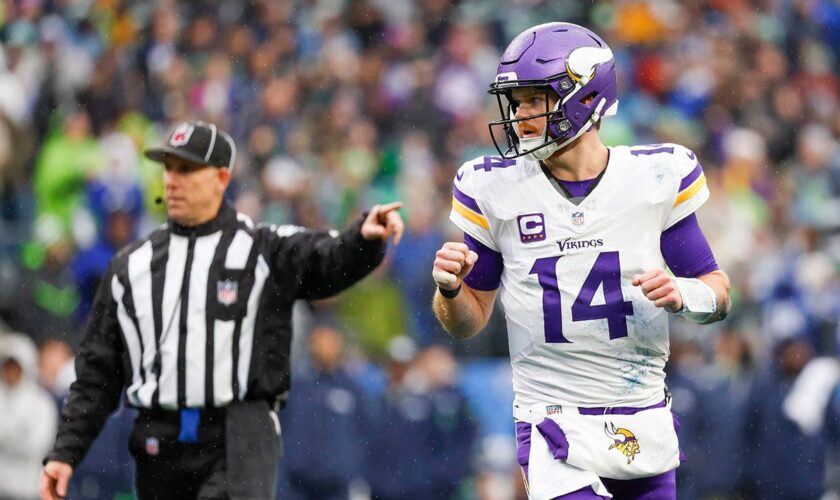 Sam Darnold's remarkable TD pass to Justin Jefferson helps Vikings edge Seahawks