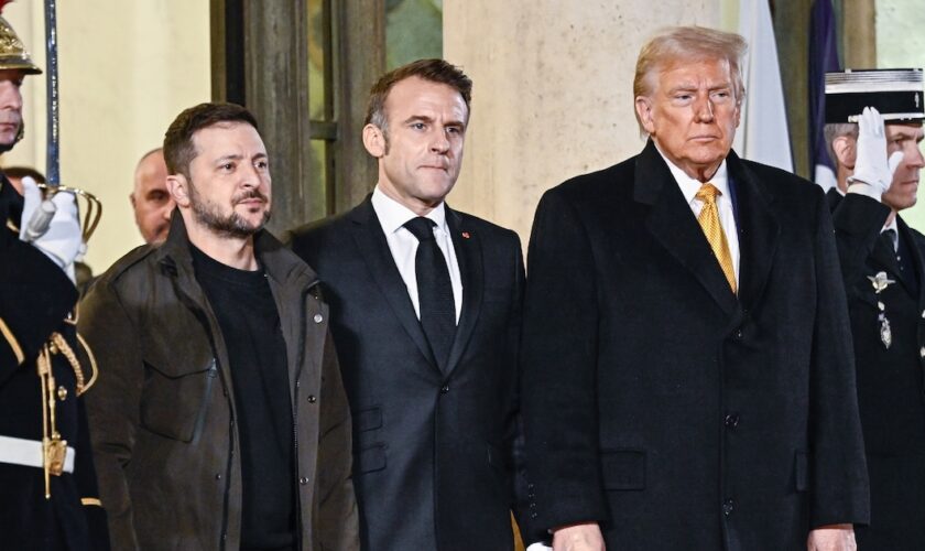 Volodymyr Zelensky , Emmanuel Macron, et Donald Trump, le 7 décembre au palais de l'Elysée lors d'une rencontre préalable à la cérémonie de réouverture de Notre-Dame