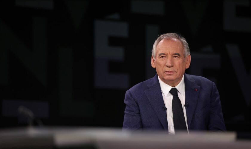 Le Premier ministre François Bayrou sur le plateau de l'émission "L'Evénement" sur France 2 le 19 décembre 2024 à Paris