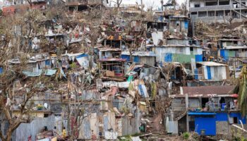 Des maisons endommagées dans la ville de Mamoudzou sur l'archipel français de Mayotte dans l'océan Indien, après que le passage du cyclone Chido, le 22 décembre 2024