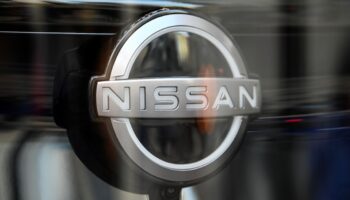 Le logo de Nissan sur une voiture, le 17 janvier 2023