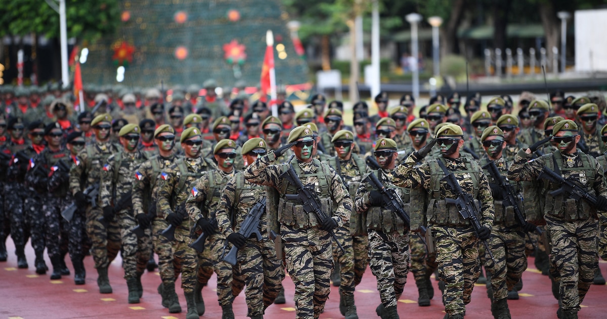 Des soldats défilent lors d'une parade militaire à Manille, le 20 décembre 2024.