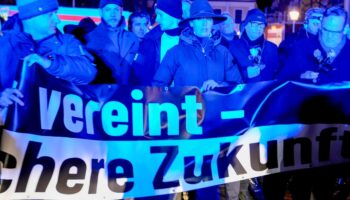 Bei der AfD-Demo sind laute „Abschieben“-Sprechchöre zu hören