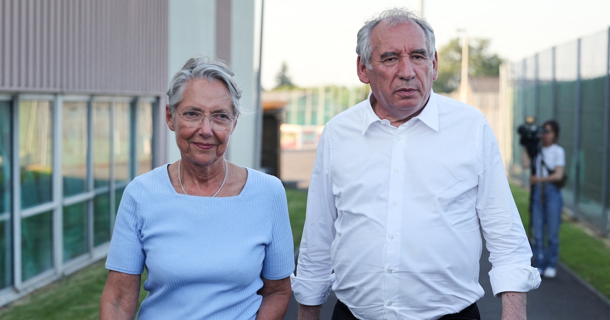 La nouvelle ministre de l'Education nationale Elisabeth Borne et le Premier ministre François Bayrou à Vire, en Normandie, le 25 juin 2024.