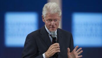 Bill Clinton hospitalisé « après avoir contracté une fièvre », son entourage est rassurant