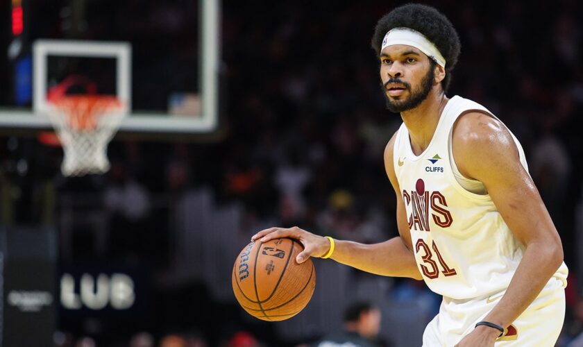 Cavs' Jarrett Allen stuns fans with backward halfcourt shot before game