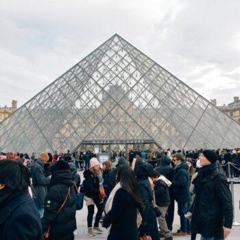 Les touristes de retour à Paris pour les fêtes de fin d’année