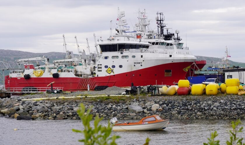 Un bateau de pêche russe dans le port de Kirkenes, le 4 juillet 2023 en Norvège