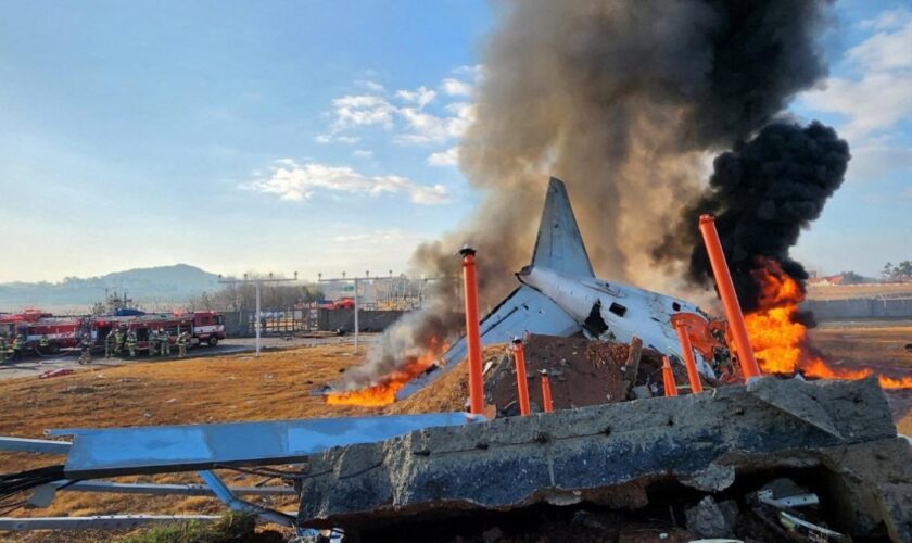 Horror-Bruchlandung – Flugzeug mit 181 Passagieren geht in Feuerball auf